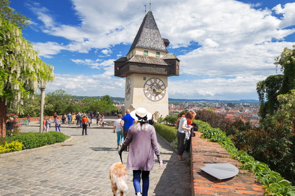 Grazer Schlossberg mit seinem atemberaubenden Ausblick über Graz lädt dich und deinen Hund zu Besuch ein.